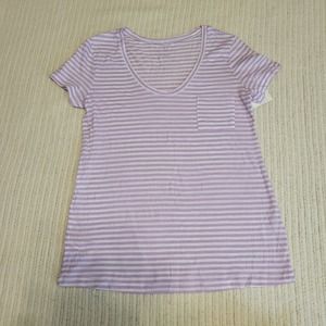 Round v-neck t-shirt by Caslon, size M